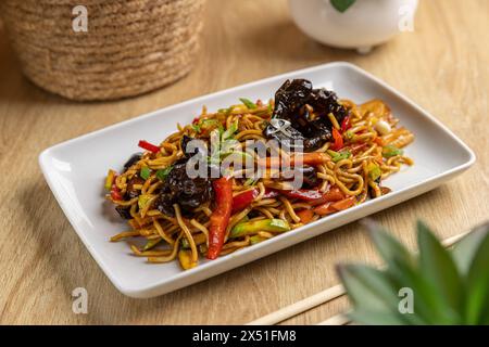 Salé de légumes chow mein sur assiette blanche Banque D'Images