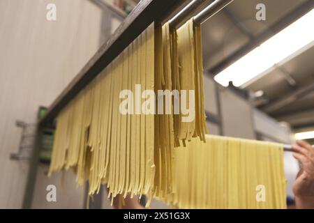 Gros plan de pâtes tagliatelles maison suspendues à sécher Banque D'Images