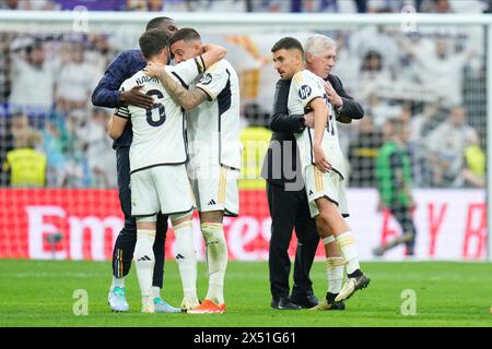 Madrid, Espagne. 04 mai 2024. Carlo Ancelotti et Daniel Ceballos, Antonio Rudiger, Nacho Fernandez et Joselu Mato du Real Madrid lors du match de Liga entre le Real Madrid et le Cadix CF ont joué au stade Santiago Bernabeu le 4 mai 2024 à Madrid, en Espagne. (Photo de Cesar Cebolla/PRESSINPHOTO) crédit : AGENCE SPORTIVE PRESSINPHOTO/Alamy Live News Banque D'Images