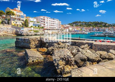 Ville côtière idyllique de Cassis sur la côte d'Azur vue sur le front de mer, sud de la France Banque D'Images