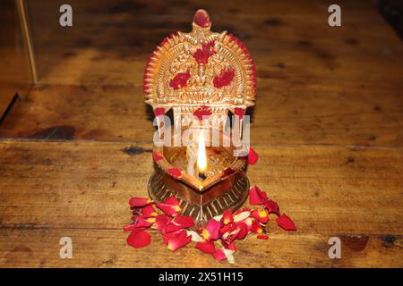 Stade de mariage tamoul. Agneau pooja traditionnel de l'Inde du Sud (kamatchi vilaku) avec fond en bois. Banque D'Images