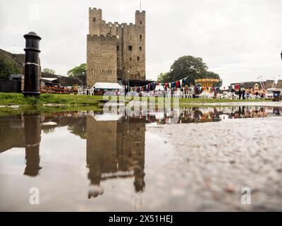 Rochester, Kent, Royaume-Uni. 6 mai 2024. Météo britannique : la pluie a entraîné une baisse significative de la participation au festival Rochester Sweeps qui se déroule aujourd'hui dans le Kent. Crédit : James Bell/Alamy Live News Banque D'Images