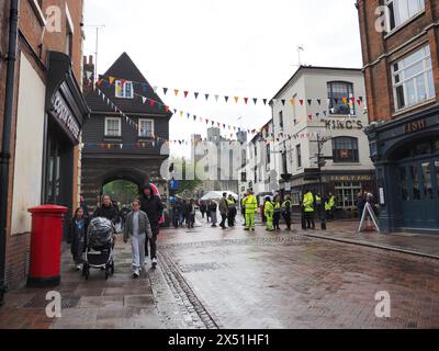 Rochester, Kent, Royaume-Uni. 6 mai 2024. Météo britannique : la pluie a entraîné une baisse significative de la participation au festival Rochester Sweeps qui se déroule aujourd'hui dans le Kent. Crédit : James Bell/Alamy Live News Banque D'Images