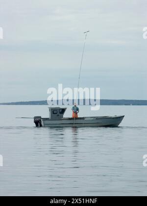 Quahoger (pêcheur de coquillages) au travail dans la baie de Narragansett au large du Rhode Island Banque D'Images