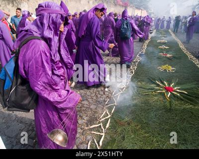 Pendant les célébrations catholiques menant à la semaine sainte, les religieux exécutent des cérémonies habillées de robes violettes au Guatemala. Banque D'Images