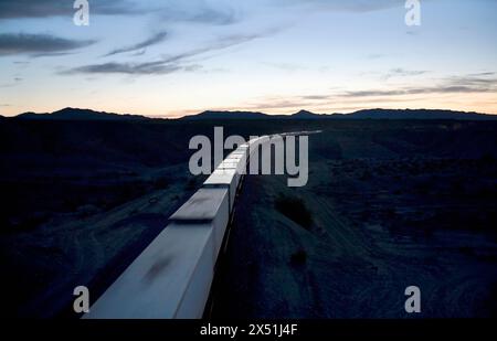 Le train passe par Topock, CA Banque D'Images