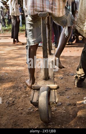 Vélo en bois rwandais. Banque D'Images