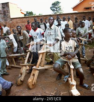 Rwandais Wooden Bike Racers. Banque D'Images