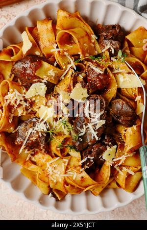 Pâtes au foie de poulet au parmesan dans un bol en céramique. veiw haut .focus sélectif Banque D'Images