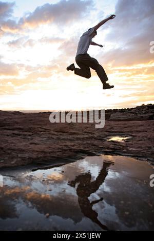 A saute sur les rochers dans Canyon de Chelly, Arizona Banque D'Images