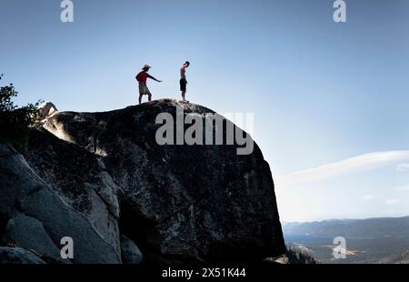 Deux randonneurs se tiennent sur un morceau de granit le long du Tahoe Rim Trail Banque D'Images