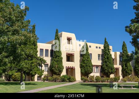 Carlsbad, NM - octobre 10, 2023 : le palais de justice du comté d'Eddy, construit à l'origine en 1891 dans le style victorien de briques rouge foncé fabriquées localement, a été remodelé t Banque D'Images