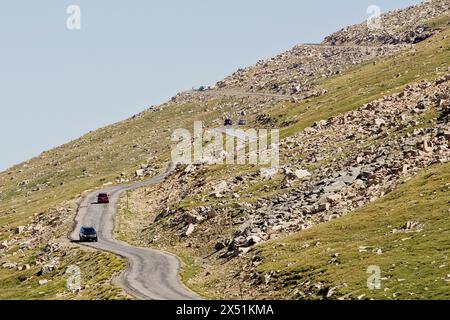 Les voitures montent la route panoramique Mount Evans jusqu'au sommet du mont. Evans le 8 août 2009. Banque D'Images