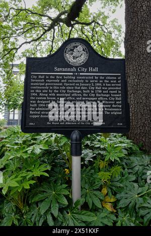 Savannah, GA - 10 avril 2018 : panneau historique de l'hôtel de ville de Savannah érigé par la Georgia Historical Society. Banque D'Images