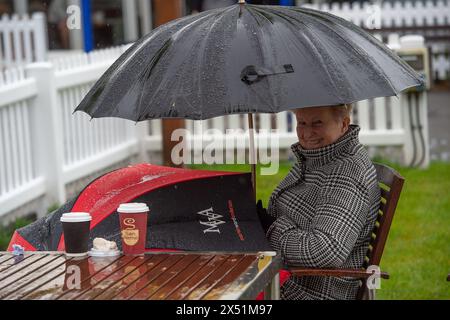 Windsor, Berkshire, Royaume-Uni. 6 mai 2024. Les amateurs de courses n'ont pas laissé la pluie les empêcher de profiter de leur journée au jour férié lundi Family Raceday à Royal Windsor Racecourse à Windsor, Berkshire. Crédit : Maureen McLean/Alamy Live News Banque D'Images