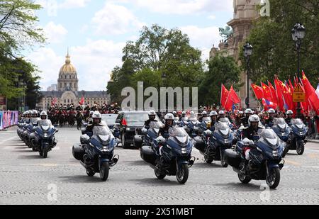 Paris, France. 6 mai 2024. Le cortège du président chinois Xi Jinping et de son épouse Peng Liyuan est escorté par des gardes montés et des motos jusqu'au Palais de l'Élysée après une cérémonie de bienvenue à Paris, France, le 6 mai 2024. XI a assisté lundi à une cérémonie de bienvenue organisée par le président français Emmanuel Macron. Crédit : Gao Jing/Xinhua/Alamy Live News Banque D'Images