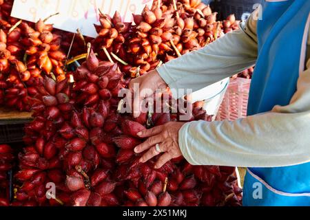 Photo plein cadre de fruits Zalacca mûrs à vendre sur le marché Banque D'Images