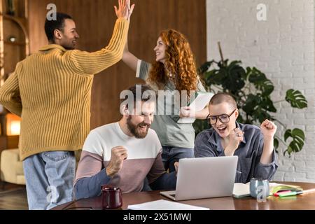 l'équipe des freelancers travaille ensemble. les étudiants donnent high cinq Banque D'Images