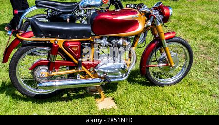 Earsham, Norfolk, Royaume-Uni – 05 mai 2024. Vue latérale d'un coureur de café Ducati vintage exposé au public lors d'un petit salon de moto Banque D'Images