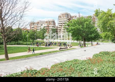 Quartier résidentiel avec personnes et parc public dans le quartier Milan CityLife, Italie, Europe Banque D'Images