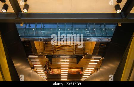 Londres, Royaume-Uni - 29 avril 2024 : Battersea Power Station est une ancienne centrale électrique au charbon de Londres, aujourd'hui un centre commercial Banque D'Images