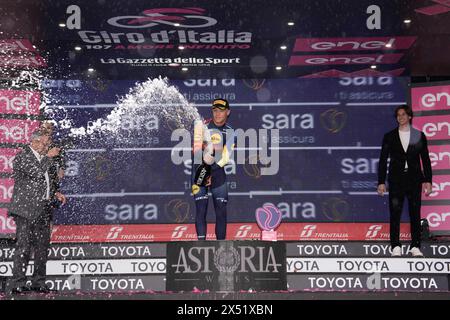 Fossano, Italie. 06 mai 2024. Jonathan Milan (Team Lidl - Treck) sur le podium a la fin de l'étape 3 du Giro d'Italia de Novara à Fossano, 6 mai 2024 Italie. (Photo de Massimo Paolone/LaPresse) crédit : LaPresse/Alamy Live News Banque D'Images