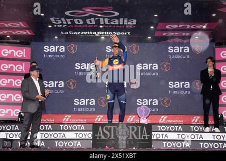 Fossano, Italie. 06 mai 2024. Jonathan Milan (Team Lidl - Treck) sur le podium a la fin de l'étape 3 du Giro d'Italia de Novara à Fossano, 6 mai 2024 Italie. (Photo de Massimo Paolone/LaPresse) crédit : LaPresse/Alamy Live News Banque D'Images