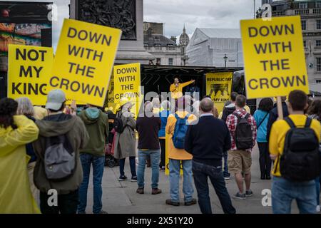 Londres, Royaume-Uni. 5 mai 2024. Graham Smith parle sur scène. Le groupe de campagne anti-monarchique Republic organise un rassemblement à Trafalgar Square à Londres avant l'anniversaire du couronnement du roi Charles. Environ 100 personnes y assistent pour réclamer l'abolition de la monarchie. Il y aura un an depuis le couronnement du roi lundi, lorsque les salutations au pistolet dans toute la capitale commémoreront son règne. Les manifestants scandent « abdiquer, abdiquer » devant deux grandes bannières jaunes qui lisent « abolir la monarchie » et « changer le pays pour de bon ». Crédit : Guy Corbishley/Alamy Live News Banque D'Images