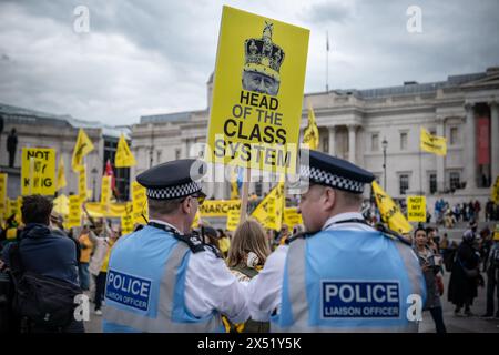 Londres, Royaume-Uni. 5 mai 2024. Le groupe de campagne anti-monarchique Republic organise un rassemblement à Trafalgar Square à Londres avant l'anniversaire du couronnement du roi Charles. Environ 100 personnes assistent à des événements parallèles à Édimbourg et Cardiff appelant à l'abolition de la monarchie. Il y aura un an depuis le couronnement du roi lundi, lorsque les salutations au pistolet dans toute la capitale commémoreront son règne. Les manifestants scandent « abdiquer, abdiquer » devant deux grandes bannières jaunes qui lisent « abolir la monarchie » et « changer le pays pour de bon ». Crédit : Guy Corbishley/Alamy Live News Banque D'Images