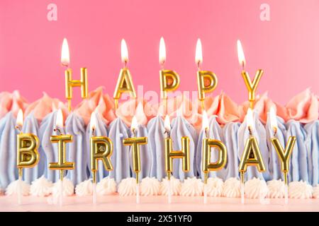 Joyeux anniversaire des bougies sur un gâteau Banque D'Images