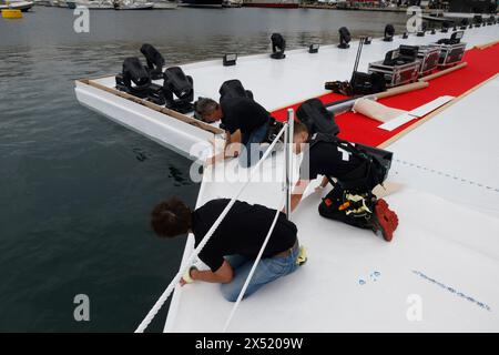 Marseille, France. 06 mai 2024. © PHOTOPQR/LA PROVENCE/PENNANT Franck ; Marseille ; 06/05/2024 ; visite du montage des installations et du ponton qui joue lors des festivités de l'arrivée de la flamme olympique avec le Belem, le 8 mai à Marseille. Marseille, France, 6 mai 2024 visite de l’assemblage des installations et du ponton qui seront utilisés lors des festivités de l’arrivée de la flamme olympique pour les jeux olympiques de Paris avec le Belem Credit : MAXPPP/Alamy Live News Banque D'Images