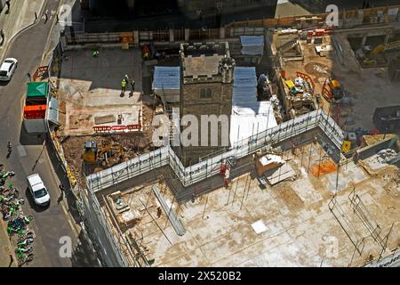 Vue de dessus de l'église du chantier de construction au 46-50 50 Fifty sur Fenchurch Street depuis Garden au 120 Londres EC3 Angleterre Royaume-Uni avril 2024 KATHY DEWITT Banque D'Images