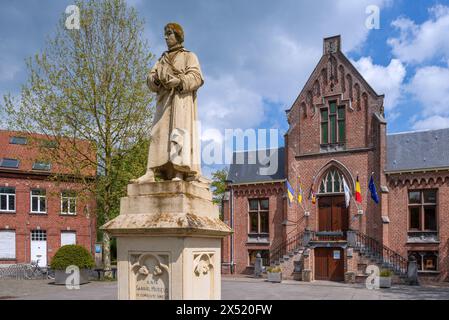 Statue de Gabriel Mudeus sur la place de la ville et ancien hôtel de ville de style néo-gothique dans la municipalité de Brecht, province d'Anvers, Flandre, Belgique Banque D'Images
