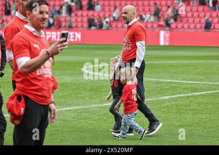 Eindhoven, pays-Bas. 06 mai 2024. EINDHOVEN, 06-05-2024, Philips Stadium, football néerlandais Eredivisie saison 2023/2024, PSV honoré pour le championnat de football Eredivisie saison 2023/2024, Peter Bosz crédit : Pro Shots/Alamy Live News Banque D'Images