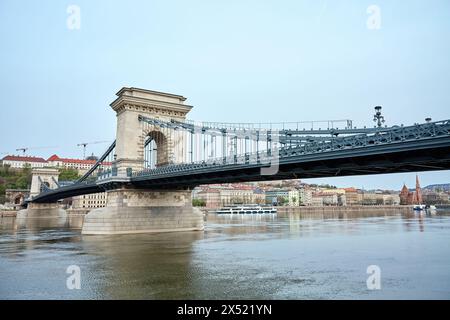 Vue panoramique sur la ville de Budapest avec le pont des chaînes le long du Danube. Architecture de la capitale de la Hongrie avec des bâtiments historiques et des monuments célèbres Banque D'Images