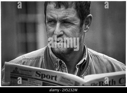 JOHN NETTLES, BATH, 1994 : L'acteur John Nettles promeut sa prochaine pièce The Provok'd Wife au Theatre Royal de Bath, Angleterre, Royaume-Uni le 20 août 1994. C'était une période de jachère dans sa carrière entre Bergerac et Midsomer meurtres. Photo : Rob Watkins. INFO : John Nettles, un acteur britannique né le 11 octobre 1943 à St Austell, Cornouailles, a gagné en renommée pour ses rôles dans des drames télévisés comme 'Bergerac' et 'Midsomer Murders'. Ses performances polyvalentes et sa présence dominante ont fait de lui une figure bien-aimée de la télévision britannique. Banque D'Images