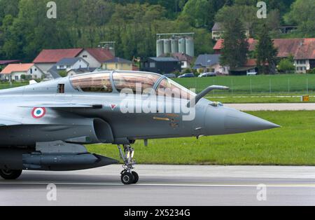 Proue d’un chasseur multirôle double place Dassault Rafale B avec sonde de ravitaillement fixe caractéristique, Armée de l’Air française Banque D'Images