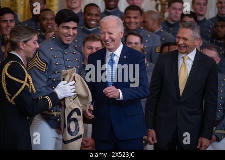 Washington, États-Unis. 06 mai 2024. Le président Joe Biden accepte un maillot du capitaine de l'équipe de football des Black Knights de l'Académie militaire américaine Jimmy Ciarlo lors de l'événement du trophée du commandant en chef à la Maison Blanche à Washington, DC le lundi 6 mai 2024. Photo de Annabelle Gordon/UPI crédit : UPI/Alamy Live News Banque D'Images