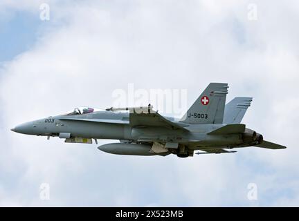 Zweistrahliges Mehrzweckkampfflugzeug vom Typ McDonnell Douglas F/A 18C Hornet der Schweizer Luftwaffe im Flug, Militärflugplatz Payerne, Payerne, Waa Banque D'Images