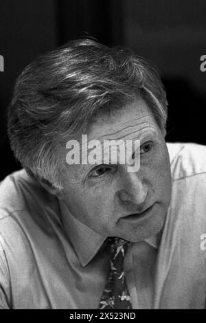 DAVID DIMBLEBY, BACKSTAGE, QUESTION TIME, 1994 : un portrait du présentateur de télévision et présentateur de nouvelles David Dimbleby juste après avoir pris la relève en tant que nouveau présentateur de question Time Backstage après l'émission aux studios ITV, Culverhouse Cross à Cardiff, pays de Galles, Royaume-Uni le 17 mars 1994. Photo : Rob Watkins. Banque D'Images