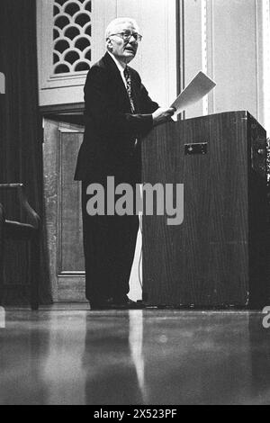 PETER SCHAFFER, DRAMATURGE, 1995 : le dramaturge et scénariste Peter Shaffer donne une conférence à l'Université de Cardiff, Cardiff, pays de Galles, Royaume-Uni le 17 octobre 1995. Photo : Rob Watkins. INFO : Peter Shaffer, un dramaturge britannique né le 15 mai 1926 à Liverpool, en Angleterre, est célébré pour des œuvres comme 'Equus' et 'Amadeus'. Sa narration magistrale, ses riches caractérisations et son exploration de thèmes psychologiques lui ont valu des éloges critiques et de nombreux prix tout au long de son illustre carrière. Banque D'Images