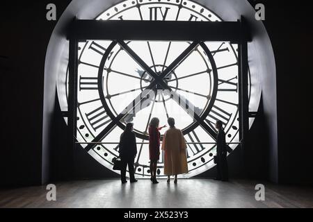 Paris, France. 06 mai 2024. @ Pool/ ISA Harsin/Maxppp, France, paris, 2024/05/06 Brigitte Macron et l'épouse du président chinois Peng Liyuan ont visité le musée d'Orsay avec le président du musée Sylvain Amic, à Paris le 6 mai 2024, à l'occasion de la visite d'État du président chinois XI Jinping à Paris. Paris, FRANCE - *** légende locale *** 01156648 crédit : MAXPPP/Alamy Live News Banque D'Images