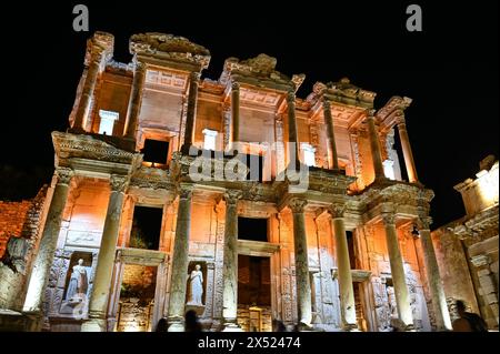 Vue nocturne illuminée de la bibliothèque Celsus dans l'ancienne ville d'Éphèse. Banque D'Images