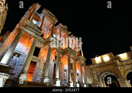 Vue nocturne illuminée de la bibliothèque Celsus dans l'ancienne ville d'Éphèse. Banque D'Images