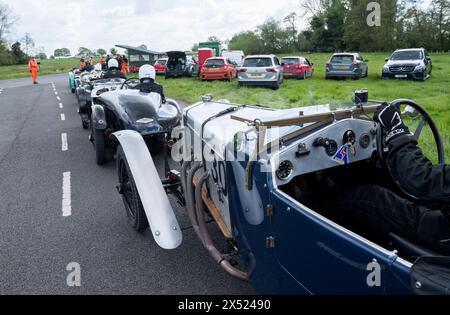 Voitures anciennes à toit ouvert participant aux essais de vitesse V.S.C.C. Curborough, Curborough Sprint course, Lichfield, Angleterre, Royaume-Uni. Banque D'Images