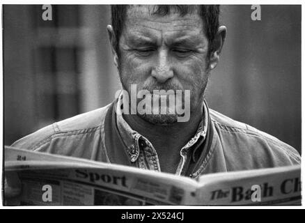 JOHN NETTLES, BATH, 1994 : L'acteur John Nettles promeut sa prochaine pièce The Provok'd Wife au Theatre Royal de Bath, Angleterre, Royaume-Uni le 20 août 1994. C'était une période de jachère dans sa carrière entre Bergerac et Midsomer meurtres. Photo : Rob Watkins. INFO : John Nettles, un acteur britannique né le 11 octobre 1943 à St Austell, Cornouailles, a gagné en renommée pour ses rôles dans des drames télévisés comme 'Bergerac' et 'Midsomer Murders'. Ses performances polyvalentes et sa présence dominante ont fait de lui une figure bien-aimée de la télévision britannique. Banque D'Images