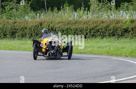 Voitures anciennes à toit ouvert participant aux essais de vitesse V.S.C.C. Curborough, Curborough Sprint course, Lichfield, Angleterre, Royaume-Uni. Banque D'Images