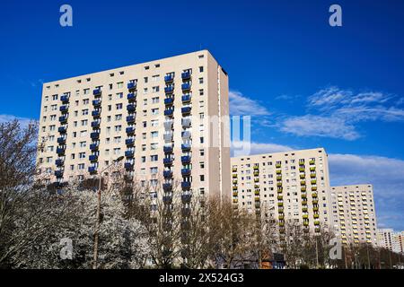 La façade avec balcons d'un immeuble résidentiel de grande hauteur à Poznan, Pologne Banque D'Images