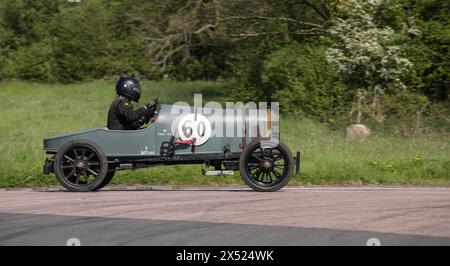 Voitures anciennes à toit ouvert participant aux essais de vitesse V.S.C.C. Curborough, Curborough Sprint course, Lichfield, Angleterre, Royaume-Uni. Banque D'Images