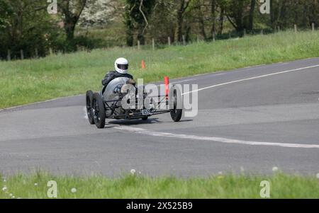 Voitures anciennes à toit ouvert participant aux essais de vitesse V.S.C.C. Curborough, Curborough Sprint course, Lichfield, Angleterre, Royaume-Uni. Banque D'Images